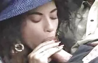 XXX gidebilirsiniz, Soyunmayı bitirdikten sonra, kadın kendini kanepeye seks wekilleri yukle oturdu