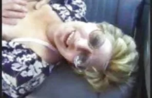 XXX Havuz sex türk indir kenarındaki parapetin üzerinde oturan bayan, ani cinsel dürtüsüne